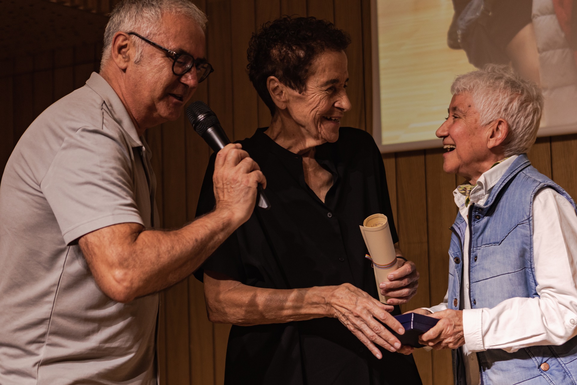 Andreu Agustín, Empar Pineda y Boti G. Rodrigo durante la entrega de la Medalla / Centre LGTBI Barcelona